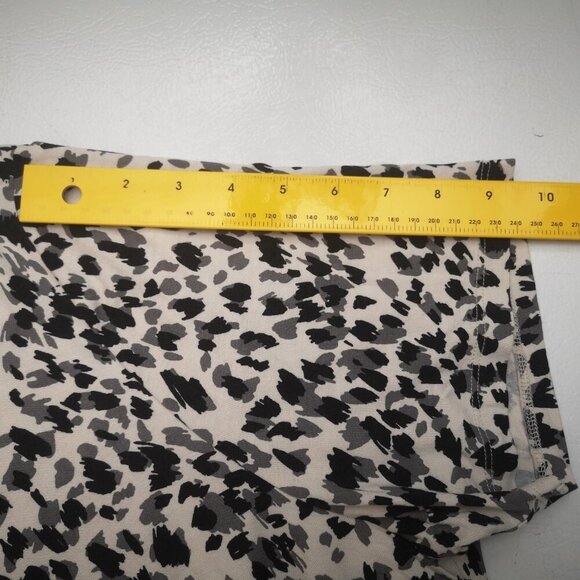 Additional Elle Modern Ladies Size 2X Black Grey & Cream Animal Print Top - Picture 8 of 9